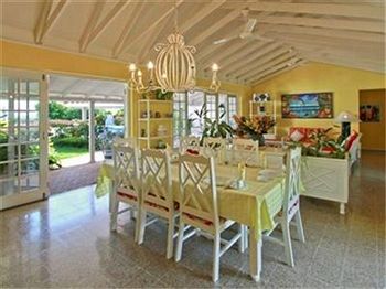 Paradise Runaway Bay 4 Bedroom Beachfront Villa